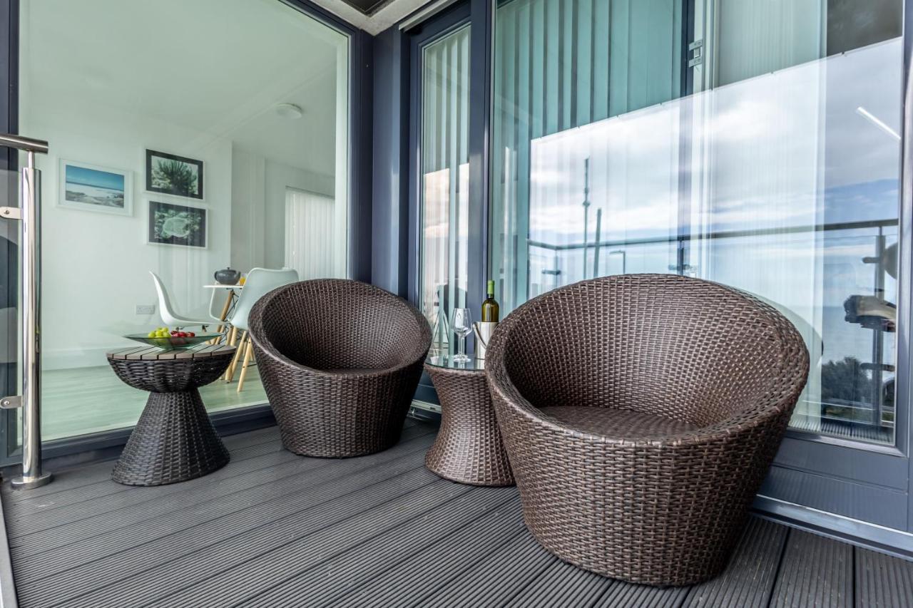 Seaview West Coast - Exceptional - 2 Bedrooms Sleeps 5 -Stunning Sea Views - 500 Metres To Beach 본머스 외부 사진