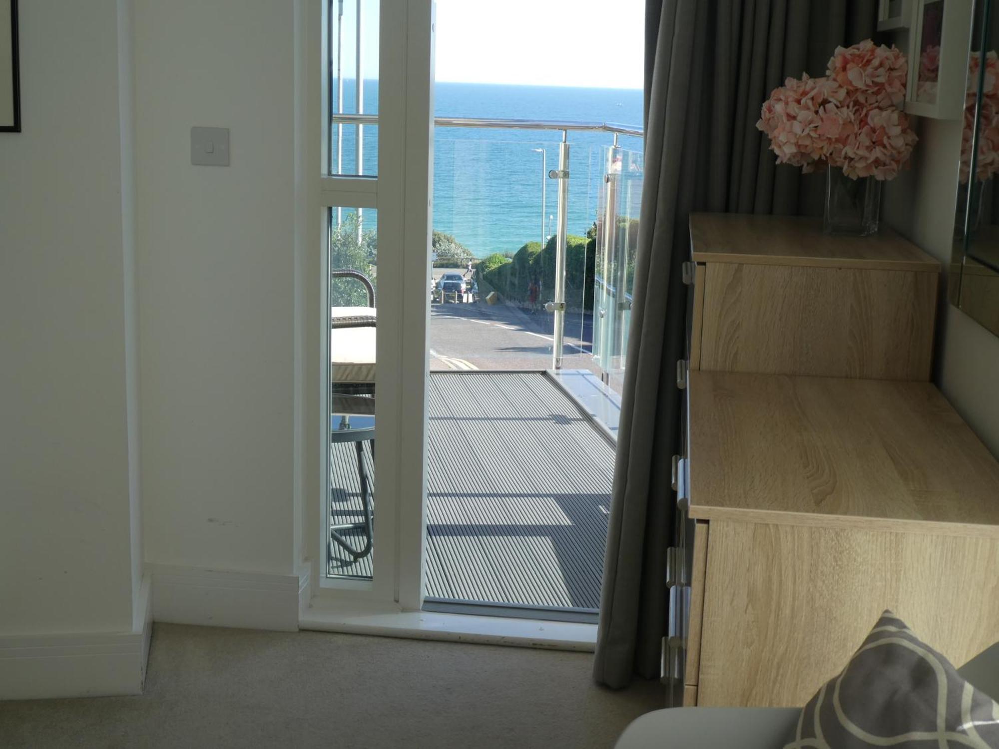 Seaview West Coast - Exceptional - 2 Bedrooms Sleeps 5 -Stunning Sea Views - 500 Metres To Beach 본머스 외부 사진